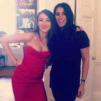 Кора Корр в платье Vivienne Westwood со своей мамой Сиреной Риз