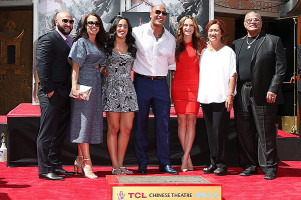 Дуэйн Джонсон с семьей