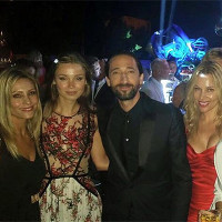 Эдриан Броди со своей девушкой Ларой Лието и гостьями вечера