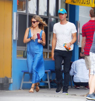 Аннабель Уоллис и Кирс Мартин