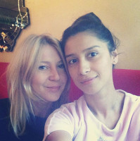 Равшана Куркова с подругой