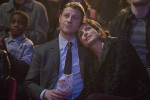 Морена Баккарин и Бен Маккензи. Кадр из сериала «Готэм»