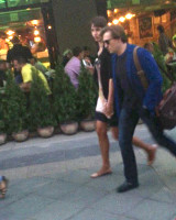 Пара не скрывает своих чувств, гуляя по центру Москвы