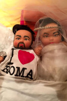 Забавные фигурки, изображающие жениха и невесту