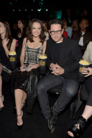 Режиссер фильма «Звездные войны: Пробуждение силы» Джей Джей Абрамс и актриса Дэйзи Ридли