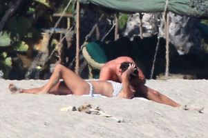 Нина Агдал и Леонардо ДиКаприо в Малибу