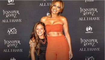 Дженнифер Лопес с юной поклонницей