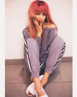 Джиджи перекрасила свои волосы в красный цвет