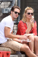 Марго Робби и Том Акерли 