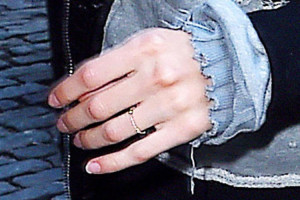 Джиджи Хадид с кольцом на безымянном пальце