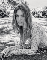 Кружевное платье Alexander McQueen, кожаные сапоги Calvin Klein Collection 