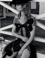 Платье из тюля с кружевным бантом Ulyana Sergeenko Couture,  шляпа El Passo Booty 