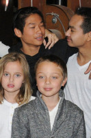 Мэддокс, Пакс, Вивьен и Нокс Джоли-Питт