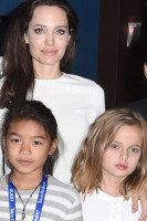 Сэреум Моч, Анджелина Джоли с дочерью Вивьен