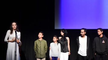 Анджелина Джоли с командой фильма «Сначала они убили моего отца» и сыновьями Мэддоксом и Паксом