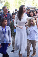 Сэреум Моч, Анджелина Джоли с дочерью Вивьен