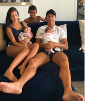 Криштиану Роналду с детьми и возлюбленной Джорджиной Родригез