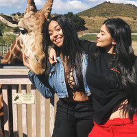 Кайли Дженнер с подругой