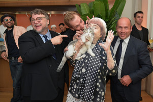 Гильермо дель Торо с фигурой режиссера Аньес Варда