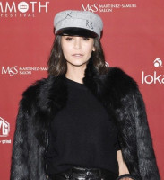 Нина Добрев