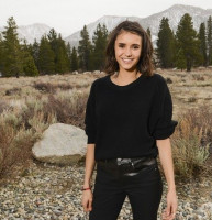 Нина Добрев