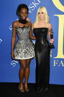 Люпита Нионго и Донателла Версаче