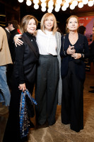 Алена Долецкая (в центре)