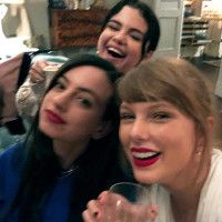 Каззи Дэвид, Селена Гомес и Тейлор Свифт