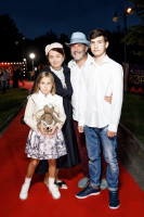 Евгений Гришковец с семьей