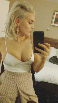 Anne-Marie in Newcastle 04/19/2017