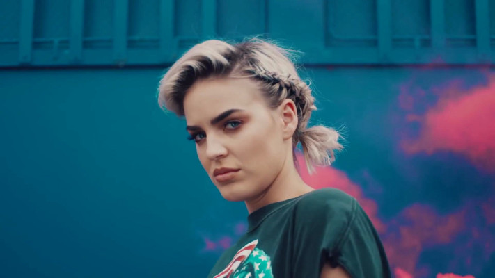 Anne-Marie - Music Video Do It Right (2016)