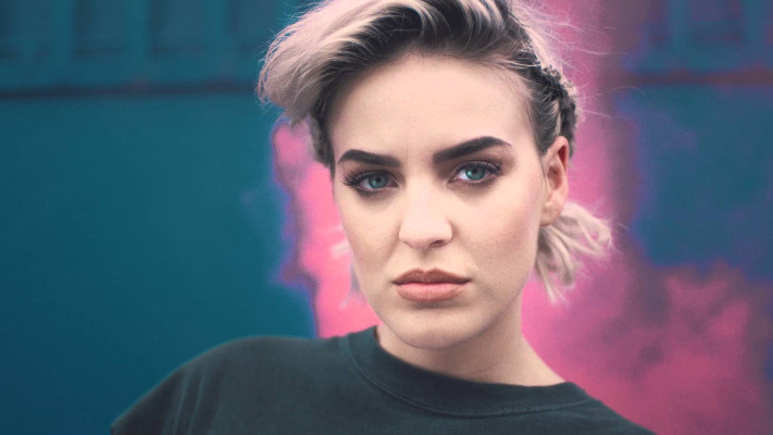 Anne-Marie - Music Video Do It Right (2016)