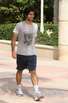 photo 8 in Adrian Grenier gallery [id336664] 2011-01-06 00:00:00