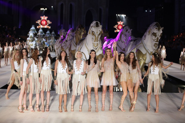 Adriana Lima – Dossi Dossi Fashion Show in Antalya 