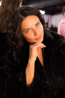 Adriana Lima – Victoria’s Secret Fashion Show Backstage 2018