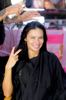 Adriana Lima – Victoria’s Secret Fashion Show Backstage 2018