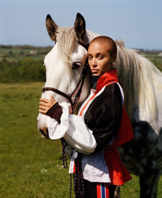 Модель Adwoa Aboah