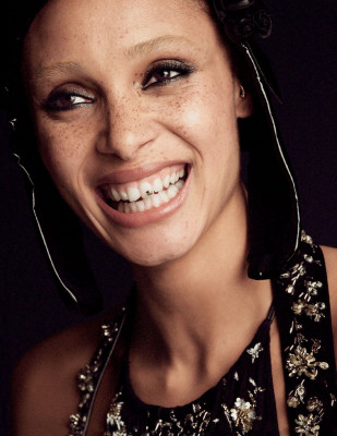 Модель Adwoa Aboah