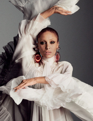 Модель Adwoa Aboah