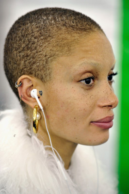 Модель Adwoa Aboah