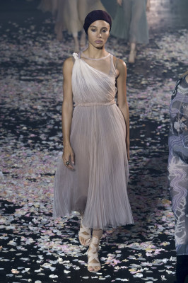 Модель Adwoa Aboah