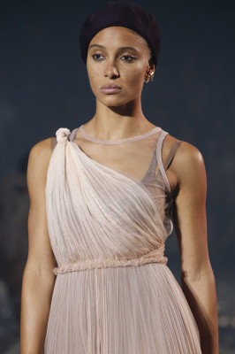 Модель Adwoa Aboah