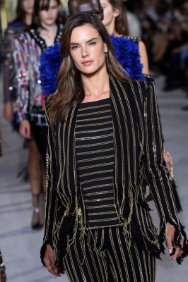 Alessandra Ambrosio – Walks Balmain Fashion Show in Paris
