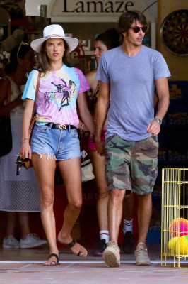 Alessandra Ambrosio – Shopping In Malibu
