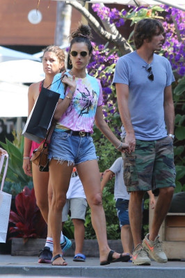 Alessandra Ambrosio – Shopping In Malibu