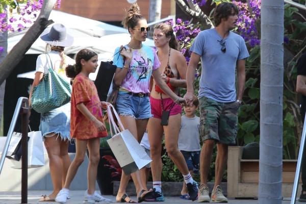 Alessandra Ambrosio – Shopping In Malibu
