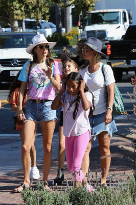 Alessandra Ambrosio – Shopping In Malibu