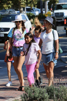 Alessandra Ambrosio – Shopping In Malibu