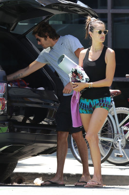 Alessandra Ambrosio – Heads To A Yoga Session In Santa Monica CA