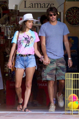 Alessandra Ambrosio – Shopping In Malibu